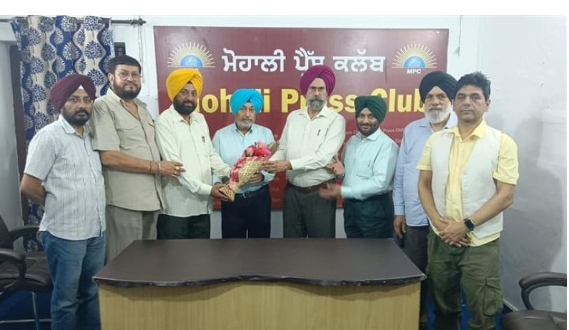 Journalist Taggar, who reached Mohali Press Club after bail, received a warm welcome